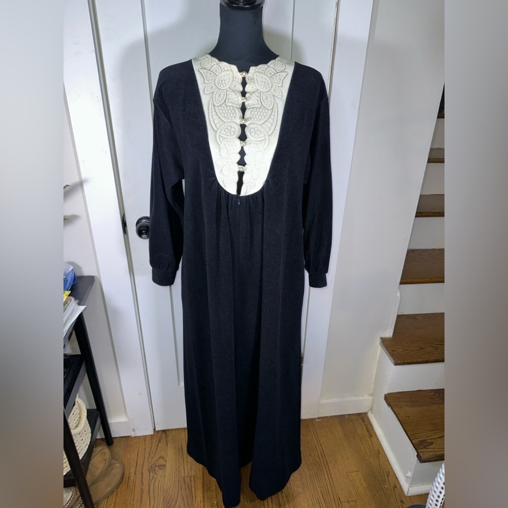 Vintage Vanity Fair Black and Ivory Women's Robe